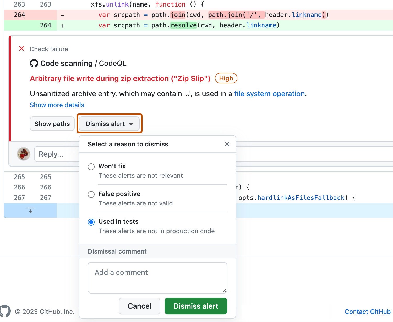 Captura de tela da falha de verificação para um alerta de code scanning em uma solicitação de pull. O botão "Ignorar alerta" na falha de verificação está realçado em laranja escuro. O menu suspenso "Ignorar alerta" é exibido. 