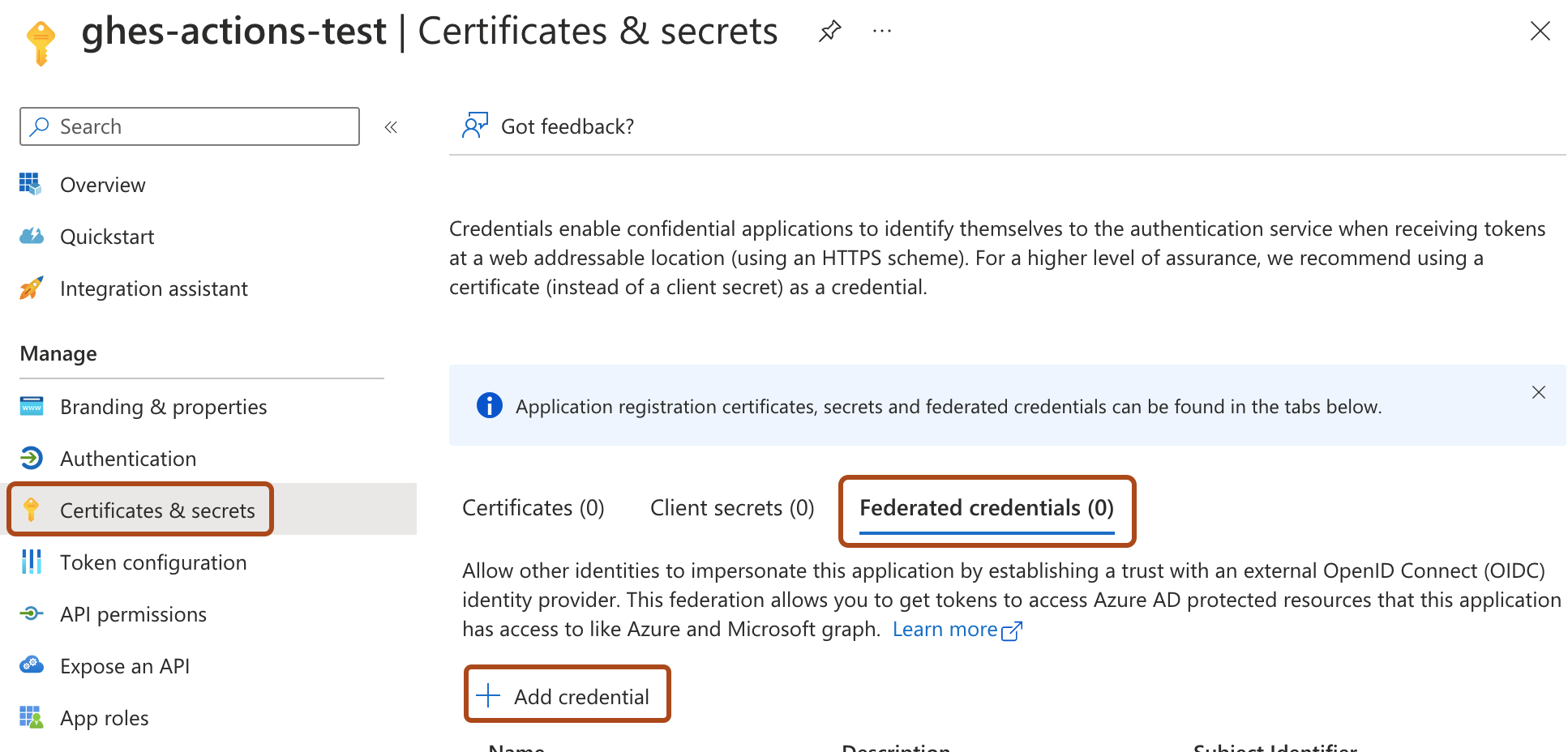 Screenshot: Seite „Verbundanmeldeinformationen“ in Entra ID. Die Registerkarten „Zertifikate und Geheimnisse“ und „Verbundanmeldeinformationen“ sowie die Schaltfläche „Anmeldeinformationen hinzufügen“ sind mit orangefarbenen Kästchen hervorgehoben.