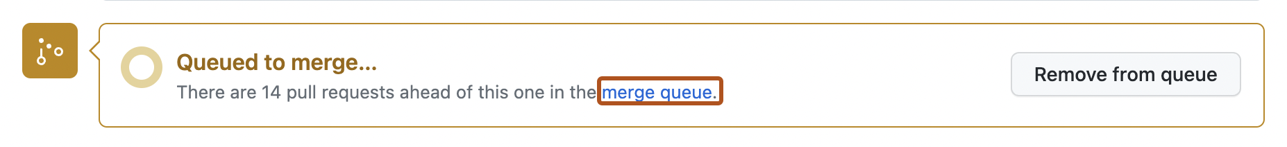 Captura de tela da mensagem de fila de mesclagem no final de uma solicitação de pull. O link "Fila de mesclagem" está contornado em laranja escuro.