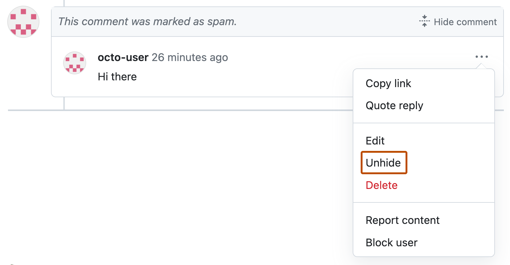 Screenshot eines Pull Request-Kommentars, der als Spam markiert wurde. Unter einem Symbol mit drei horizontalen Punkten wird ein Dropdownmenü erweitert, und „Einblenden“ ist orangefarben umrandet.