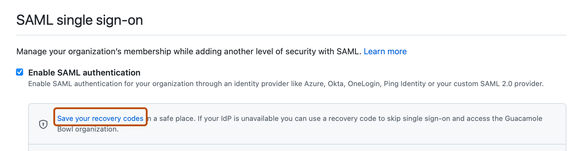 Screenshot des Abschnitts „SAML Single Sign-On“. Ein Link mit der Bezeichnung „Wiederherstellungscodes speichern“ ist mit einer orangefarbenen Kontur hervorgehoben.