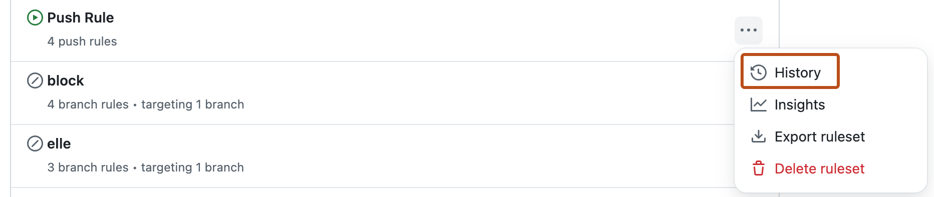 Captura de tela da página de conjuntos de regras do repositório. Abaixo de um botão rotulado com três pontos, uma opção rotulada "Histórico" está contornada em laranja.